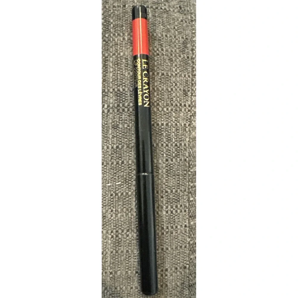 LANCOME  Le Crayon  Lip Contour ‎ 0.01 oz/25g NEW IN BOX- Cherry. Box Has Damage